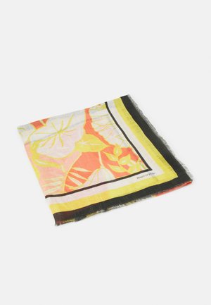 Écharpe légère avec motifs floraux jaunes, orange et roses, bordure rayée noire et jaune, et inscription "Marc O'Polo" dans un coin.