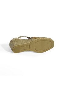 Braune Espadrille-Sandale mit strukturiertem, gewebtem Jute-Sohle, breiten Stoffriemen und flacher Gummisohle. Das Design verfügt über eine gepolsterte Innensohle.