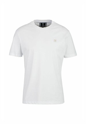 Hvid t-shirt med korte ærmer og rund hals, med lille beige skjoldlogo på venstre bryst og sort mærkat indvendigt ved halsen.