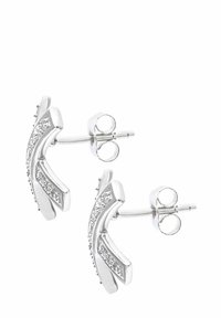 Uhani iz srebra sterling z ukrivljenim dizajnom, ki vsebujejo prozorne kamne, vgrajene v utor za dodatni sijaj.