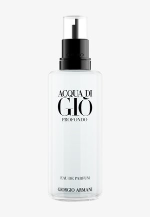 Gjennomsiktig sprayflaske merket "Acqua di Giò Profondo Eau de Parfum" av Giorgio Armani med svart spraydyse og klart hette.