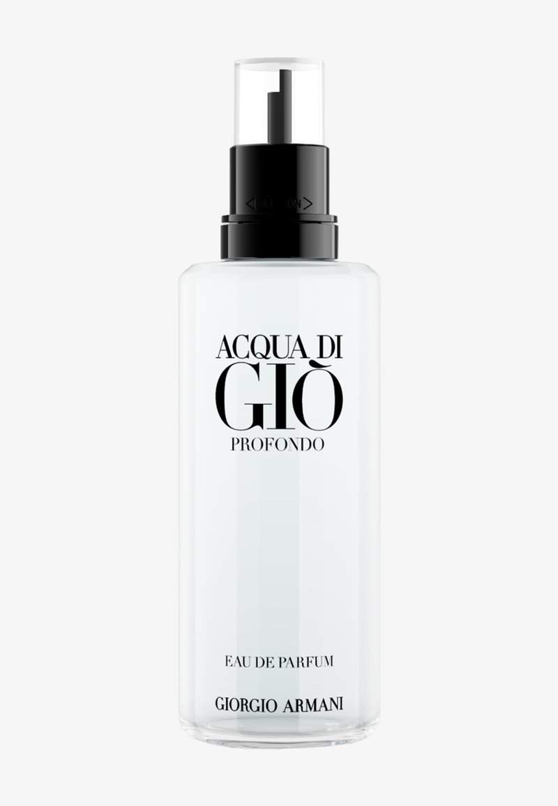 Transparente Sprühflasche mit der Aufschrift "Acqua di Giò Profondo Eau de Parfum" von Giorgio Armani mit schwarzer Sprühdüse und klarem Deckel.