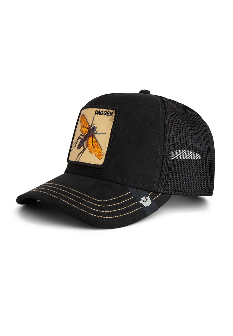 Cappello trucker nero con rete posteriore e patch beige che mostra un insetto arancione e nero con la scritta "DAGGER" sul pannello frontale.