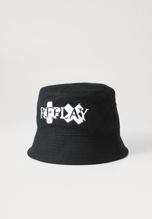 Cappello a secchiello nero in tessuto, con logo bianco "REPLAY" in caratteri logori. Texture liscia, visiera larga e dettagli in cucitura.