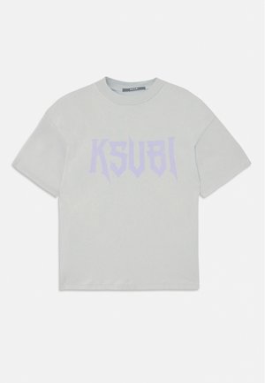 Lys grå kortermet t-skjorte med lilla "KSUBI" grafisk tekst. Klassisk passform, bomullsmateriale, rund halsdesign og minimalistisk stil.