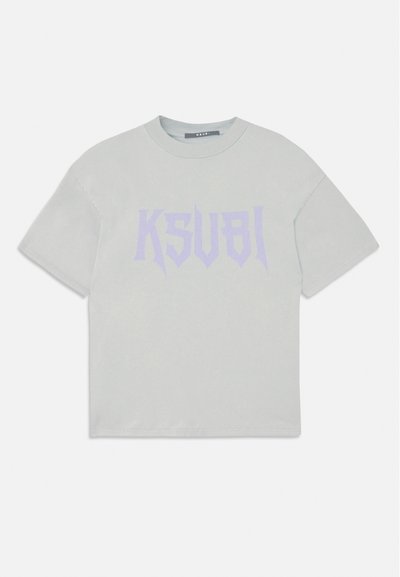 Svetlošedé tričko s krátkym rukávom a fialovým grafickým textom "KSUBI". Klasický strih, bavlnený materiál, okrúhly výstrih a minimalistický štýl.