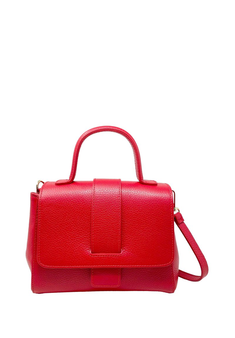 Punainen nahkainen käsilaukku, jossa on rakenteellinen muotoilu, ylhäällä kantokahva, irrotettava olkahihna sekä etupuolella läppä, jossa on suorakulmainen korostus.