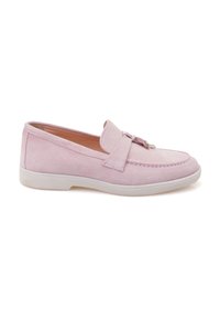 Rosa Wildleder Slipper mit einer flachen weißen Sohle, ausgestattet mit einer dekorativen Schleife und Steppnähten. Glatte Textur mit runder Zehenform.