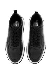 Zwarte leren sneakers met een gestructureerd bovenwerk, ronde neus en vetersluiting. Witte tussenzool en contrasterende accenten aan de zijkanten.