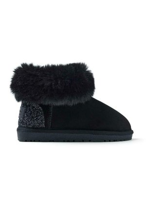 Stivaletto nero con un morbido polsino in pelliccia sintetica texturizzata, corpo in suede e un accento brillante sul tallone. Suola in gomma flessibile con grip.