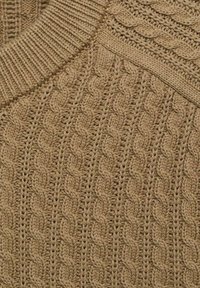 Cable-knit trui in tan kleur, met een textuurpatroon van dikke en dunne garens. Ribbelkraag complementeert het totale ontwerp.