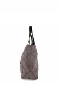 Grijze stoffen boodschappentas met een gestructureerde afwerking, zwarte leren handvatten en een ritssluiting aan de bovenkant. Heeft een zijvak voor extra opbergruimte.