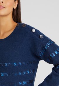 Damart RAYÉ À SEQUINS  - Maglione - marine rayé