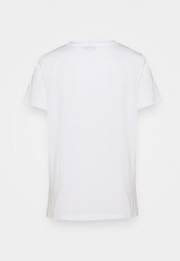 Camiseta blanca de manga corta hecha de algodón suave. Diseño de cuello redondo estándar con una textura suave y sin patrones ni gráficos visibles.