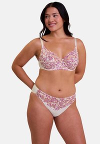 Ensemble brassière et culotte en crème clair avec un motif floral rose. Comprend des détails en dentelle et des bretelles ajustables pour le confort. Taille standard.