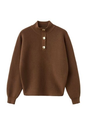 Pull marron tricoté avec un col haut, trois grands boutons métalliques au niveau du cou, et des poignets et un ourlet côtelés pour la texture.