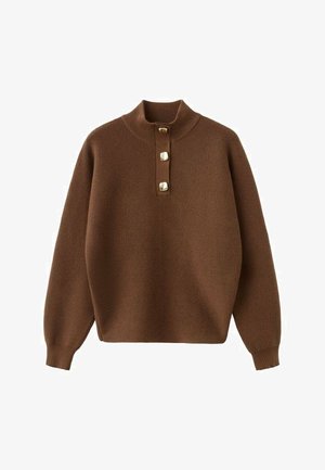 Suéter marrón de punto con cuello alto, tres grandes botones metálicos en el cuello y puños y dobladillo acanalados para añadir textura.