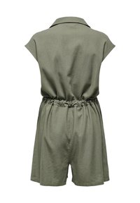 Ärmelloser olivgrüner Overall mit elastischem Bund, Kragen und weit geschnittenen Shorts, von hinten vor weißem Hintergrund gezeigt.