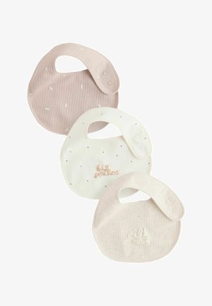 Tre ribstrikkede babyluffer i beige, off-white og creme med trykknapper, to broderet med "big smiles" og "milk club.".