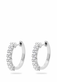 Silberne Creolenohrringe mit einer Reihe funkelnder klarer Steine entlang der Vorderkante, polierte Oberfläche und einhändige Verschluss.