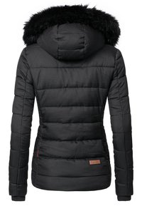 Zwarte pufferjack met een met bont gevoerde capuchon, verticale geplooide textuur en een leren merkpatch op de taille, met elastische manchetten.
