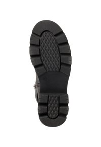 Suela de zapato de goma negra con patrón de relieve profundo, que presenta una superficie texturada y un tacón redondeado. Tamaño marcado como 37.