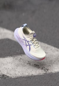 ASICS GEL-NIMBUS 27 TOKYO - Chaussures de running sur route - cream/edo purple