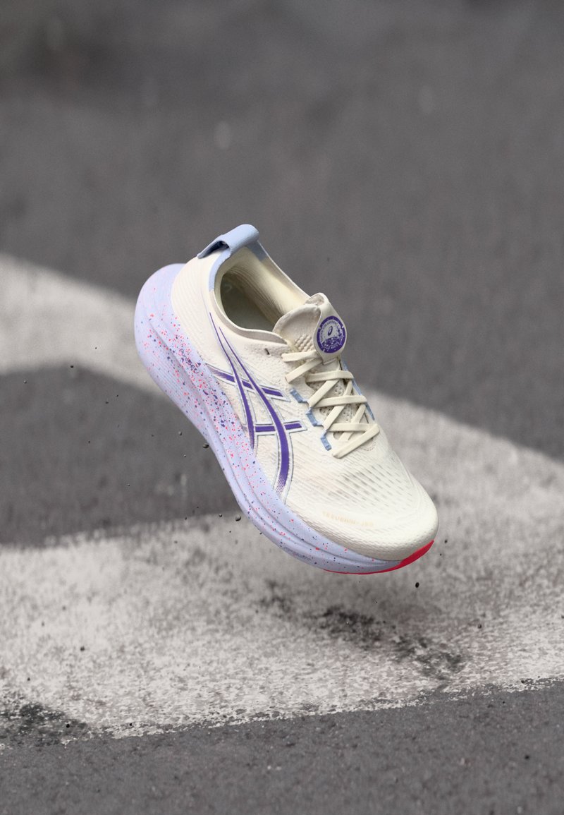 ASICS GEL-NIMBUS 27 TOKYO - Chaussures de running sur route - cream/edo purple