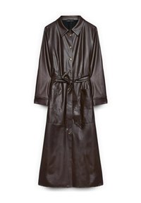 Cappotto lungo in ecopelle marrone scuro con ampio colletto, chiusura a bottone, cintura in vita e due tasche frontali a toppa.