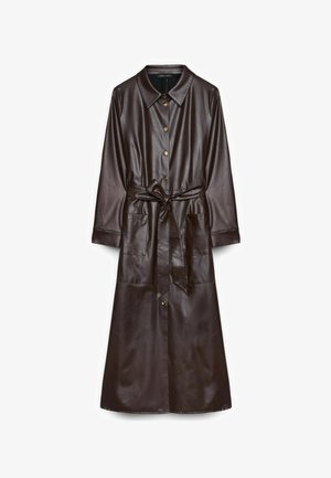 Lange donkergroene neplederen jas met brede kraag, knopenlijst, ceintuur in de taille en twee voorzakken.