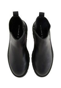 Bottines en cuir noir avec une finition lisse, fermeture éclair sur le côté, et une semelle en caoutchouc texturée pour l'adhérence. Design minimaliste.