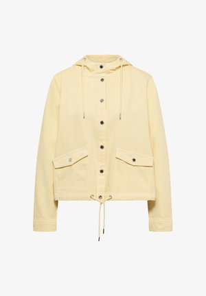 Veste à capuche jaune clair avec boutons-pression sur le devant, cordons à la capuche et à l'ourlet, et deux poches à rabat avec boutons.