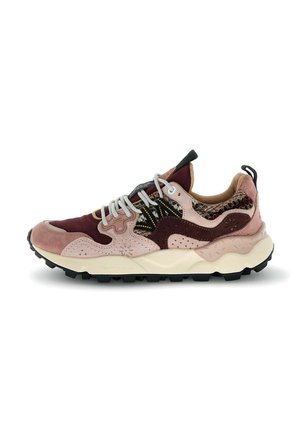Sneaker low-top con pannelli in suede e pelle rosa, bordeaux e beige, lacci bianchi, suola in gomma nera e linguetta posteriore testurizzata.