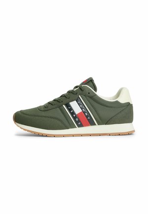 Sneaker verde e bianca basse con lacci, suola in gomma e strisce con il logo Tommy Jeans in rosso, bianco e blu sul lato.