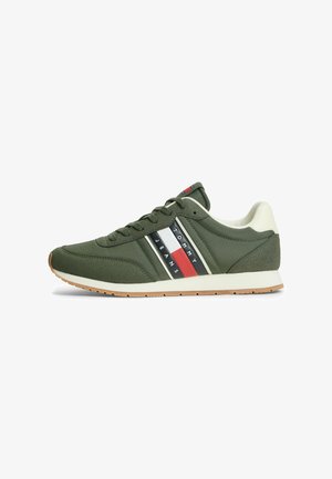 Sneaker verde e bianca basse con lacci, suola in gomma e strisce con il logo Tommy Jeans in rosso, bianco e blu sul lato.