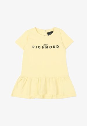 Vestito giallo a maniche corte per bambino piccolo, con orlo arricciato e scritta nera "JOHN RICHMOND" sul petto, bottoni a scatto sul colletto posteriore.