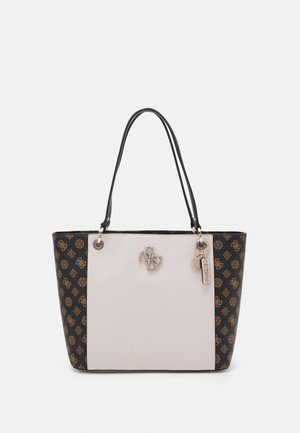 Sac fourre-tout en noir et rose clair, avec un tissu texturé, des motifs décoratifs, des poignées doubles et un logo en métal sur le devant.