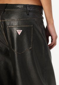 Guess Originals PATCH POCKET - Pantaloni - jet black