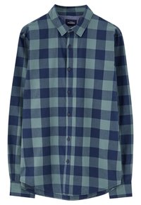 Camisa de botones en un patrón de cuadros verde y azul marino, con mangas largas, un collar clásico y un dobladillo curvado con botones a juego.
