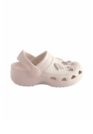 Lichtroze unisex klomp met verstelbare achterriem en decoratieve bedeltjes bovenop, met ventilatiegaten langs de zool.