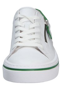 Witte leren sneakers met groene accenten, vetersluiting aan de voorkant en een zijrits. Beschikt over een textured rubberen zool en gestikte details.