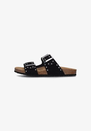 Sandali neri in suede con due cinturini regolabili e fibbie argentate. Presentano dettagli con borchie e una suola intermedia in sughero con una suola in gomma testurizzata.