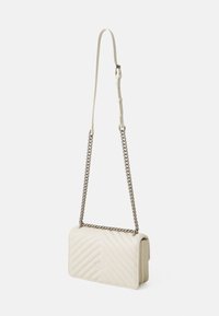 Borsa a spalla in pelle bianca trapuntata con tracolla in catena e pelle regolabile. Presenta una chiusura a patta e un logo goffrato discreto.