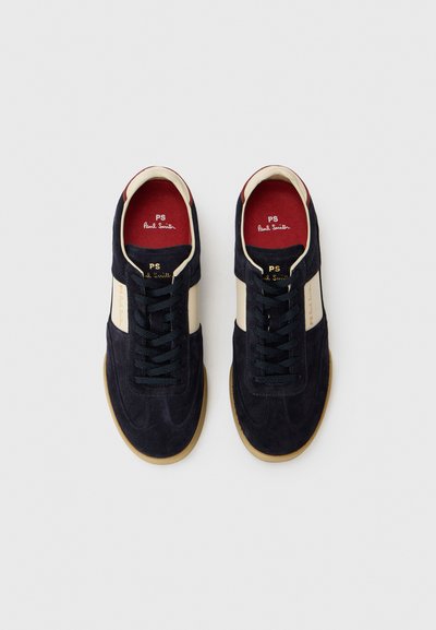 Mørkeblå ruskindsneakers med beige side-striber, røde indlægssåler, sorte snørebånd og gummirubber såler, mærket "PS Paul Smith".