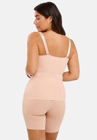 Naadloze tanktop en short set in een strakke pasvorm met verstelbare bandjes. Gladde textuur en naadloos ontwerp, ideaal voor onder kleding.