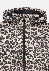 Casaco acolchoado com estampa de leopardo, capuz e fecho éclair preto central, mostrando detalhes do tronco superior e dos bolsos.