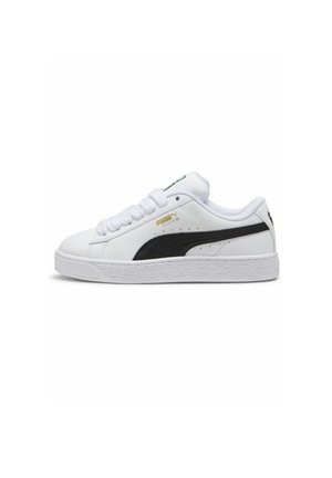 Witte Puma Suede sneaker met zwarte streep, witte veters, gestructureerde zool en gouden Puma Suede XL-logo aan de zijkant.