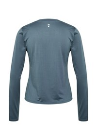 Langærmet, tekstureret mørkegrå atletisk skjorte vist bagfra med et lille hvidt dobbelt-chevron-logo nær halsudskæringen.