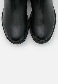 Jana Botas - black