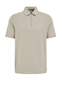 Polo shirt beige de manga corta con cuello con cremallera, tejido texturizado y un patrón sutil. Presenta un detalle del logo cerca del dobladillo.